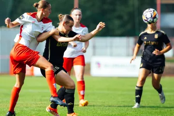 Fotbalistky pražské Sparty a Pardubic