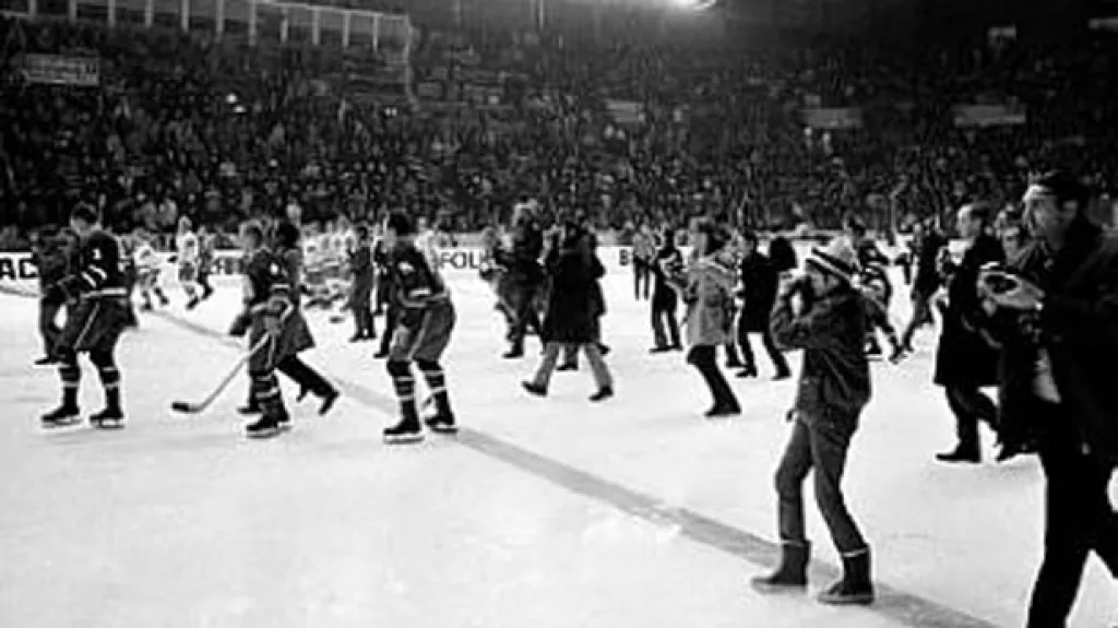 Po konci utkání ČSSR - SSSR v roce 1969 ve Stockholmu