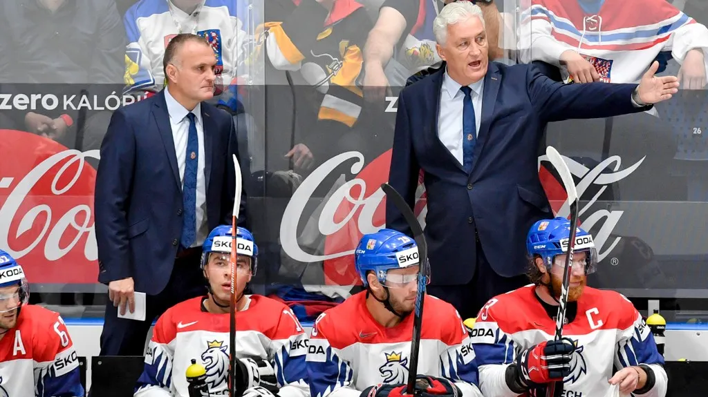 Miloš Říha s Robertem Reichelem na střídačce českého týmu