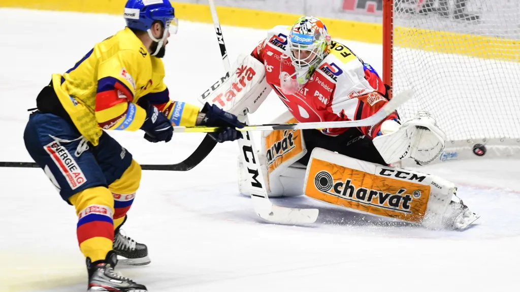 Jakub Valský z Motoru překonává Jakuba Soukupa