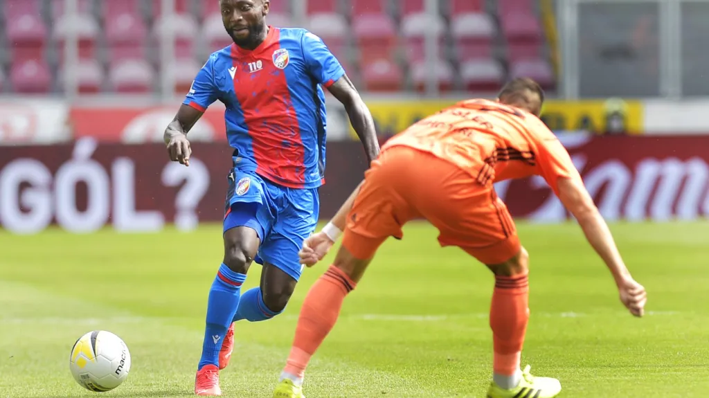 Joel Kayamba (vlevo) v dresu Plzně