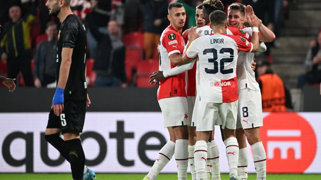 Fotbalisté Slavie se radují z gólu v síti Ballkani