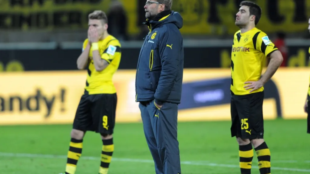 Zleva: Ciro Immobile, kouč Jürgen Klopp a Sokratis u "výslechu" před kotlem Borussie 