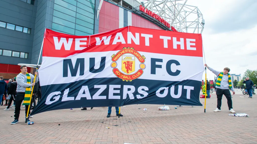 Fanoušci Manchesteru United protestují před stadionem Old Trafford