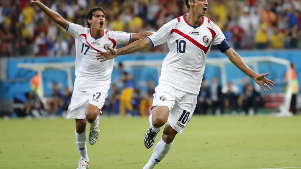 Bryan Ruíz se raduje z branky