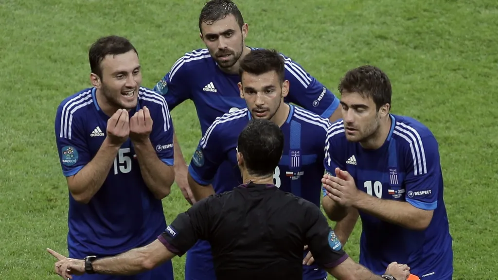 Řekové protestují proti vyloučení Papastathopulose