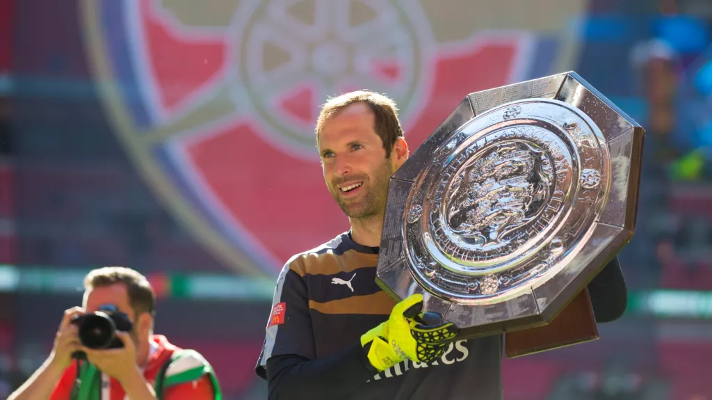 Petr Čech s trofejí pro vítěze Community Shield