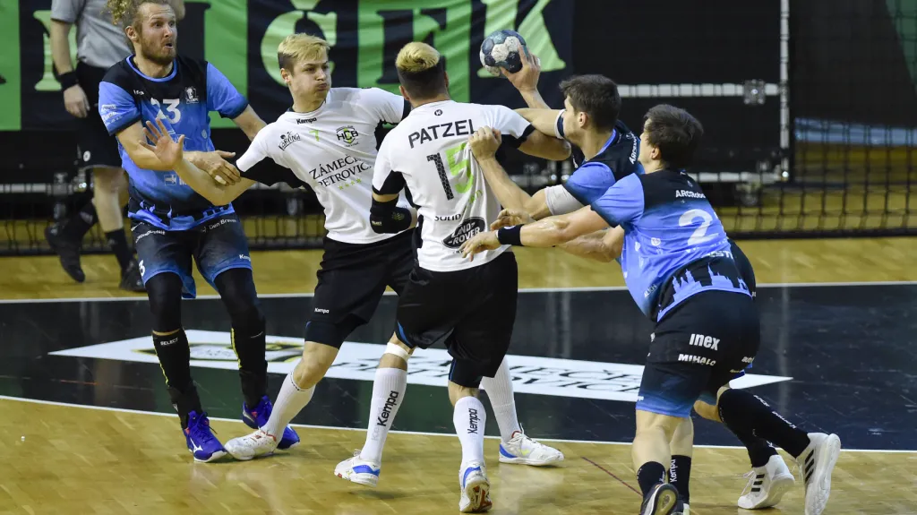 Vojtěch Patzel se snaží prosadit proti plzeňské obraně