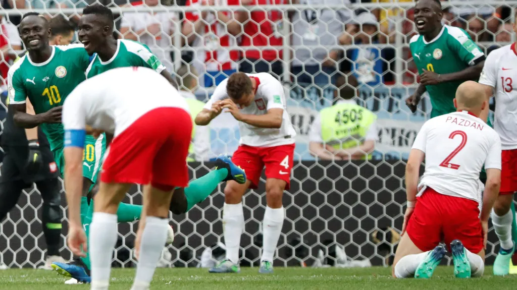 Fotbalisté Senegalu se radují po gólu v síti Polska