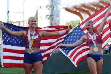 Zlatá tyčkařka Katie Nageotteová (vlevo) slaví americký double se stříbrnou Sandi Morrisovou