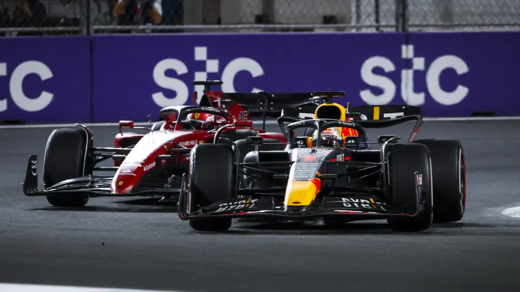 Max Verstappen v souboji s Charlesem Leclercem během GP v Džiddě