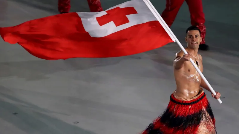 Pita Taufatofua mává na slavnostním zahájení vlajkou Tongy