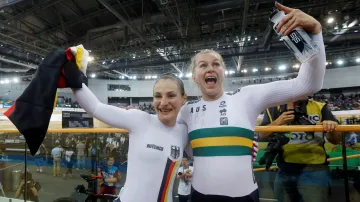 Nová mistryně světa Kristina Vogelová a její soupeřka Stephanie Mortonová