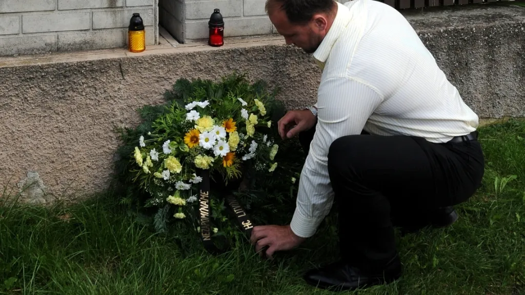 Jiří Šlégr pokládá kytici k rodnému domu Ivana Hlinky