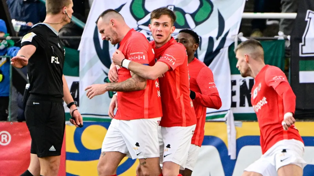 Hráči Brna oslavují autora gólu Jakuba Řezníčka