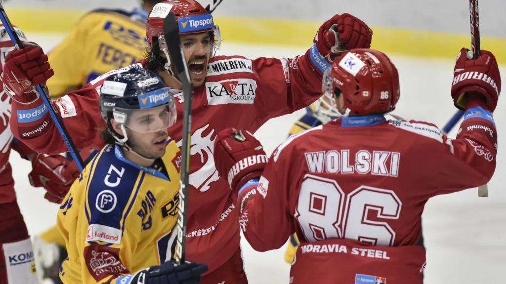 Wojtek Wolski se raduje z branky