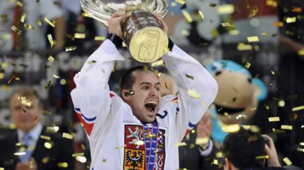 Kapitán Rolinek třímá pohár pro mistry světa