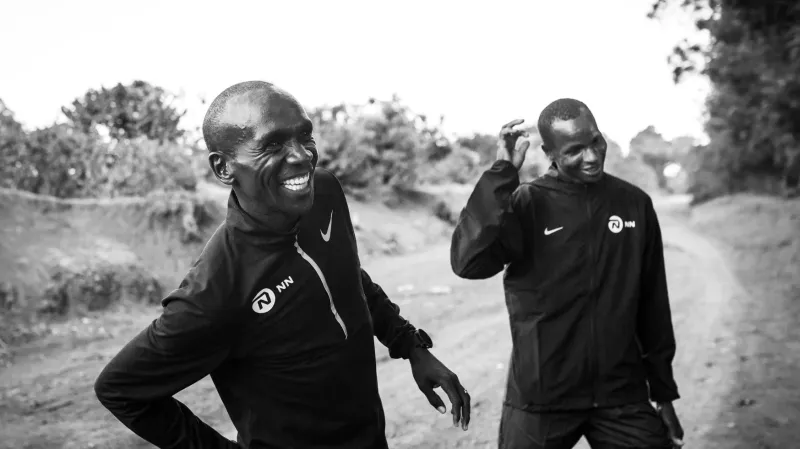 Eliud Kipchoge (vlevo) v přípravě v okolí slavného Eldoretu