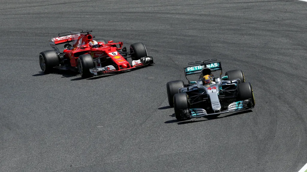 Lewis Hamilton se drží před Sebastianem Vettelem během Velké ceny Španělska