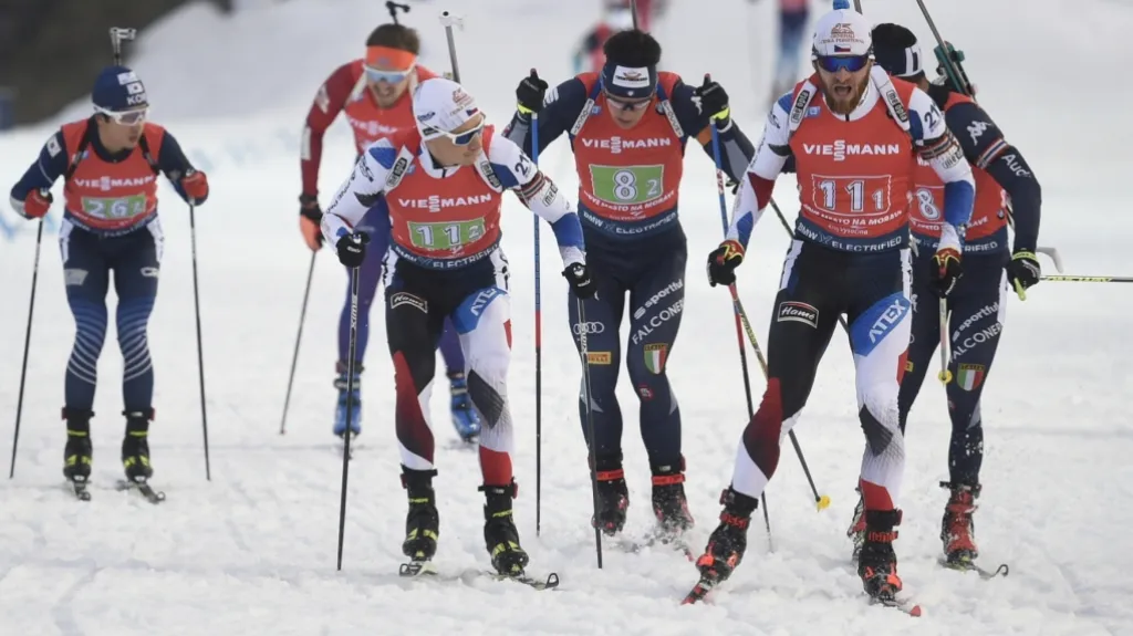 Michal Šlesingr (vpravo) předává štafetu Ondřejovi Moravcovi