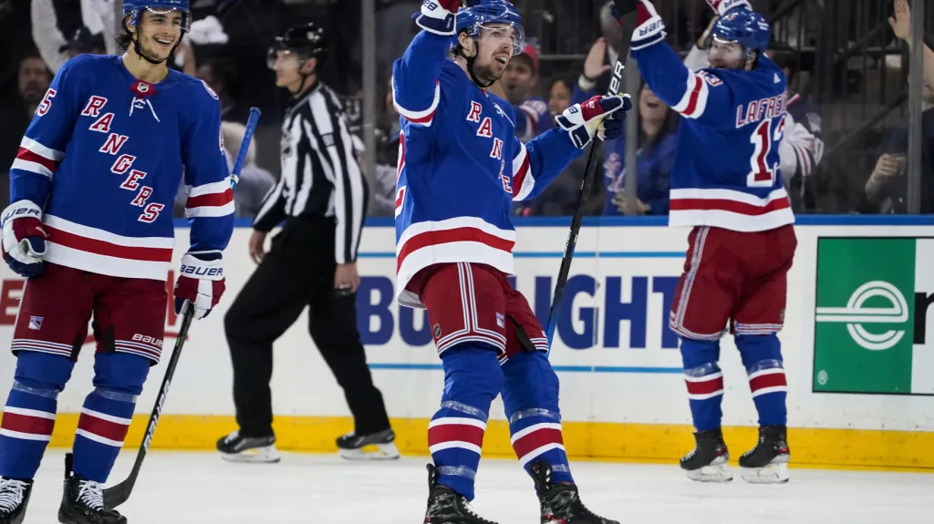 Filip Chytil (uprostřed) 