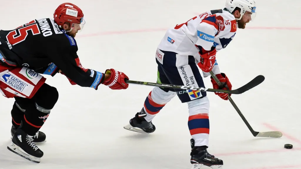 Marek Trončinský stíhaný třineckým Marcinkem