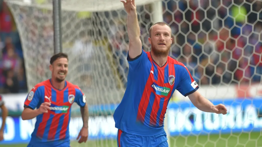 Plzeňský Michael Krmenčík se raduje ze vstřelené branky