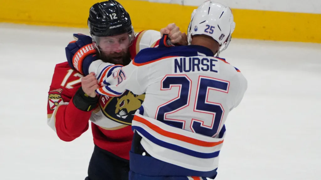 Jonah Gadjovich v bitce s Darnellem Nursem