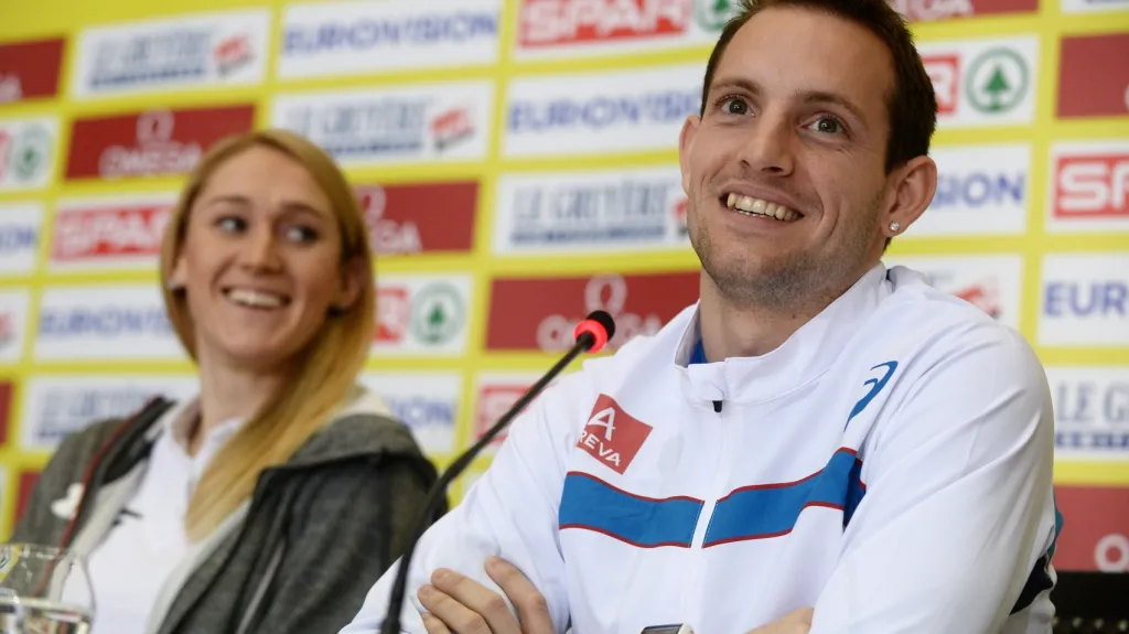 Tyčkař Renaud Lavillenie a výškařka Kamila Licwinko
