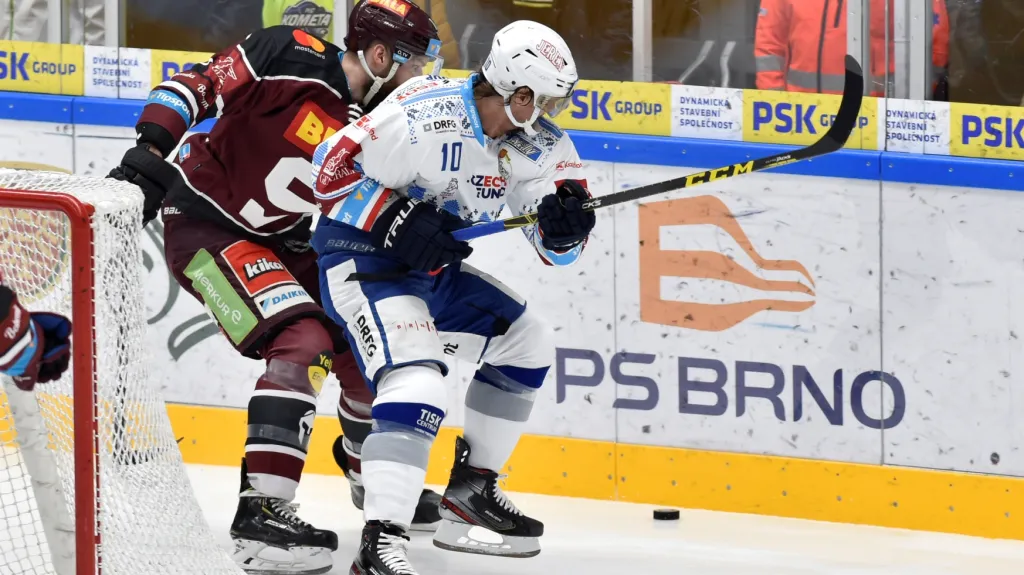 Brněnský Martin Erat (vpravo) v zápase se Spartou