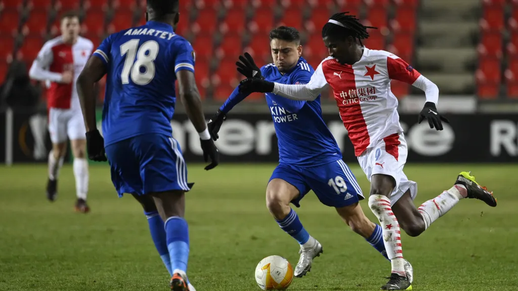 Peter Olayinka ze Slavie se snaží uniknout s míčem v utkání s Leicesterem