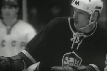 Jaroslav Holík s přelepenou hvězdou ve státním znaku na dresu na MS 1969