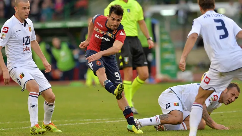 Marco Sau z Cagliari v zápase proti Janovu