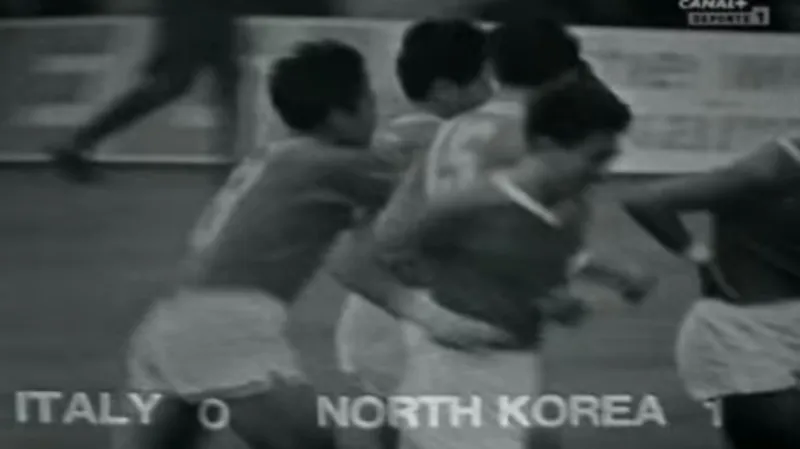 Slavící fotbalisté Severní Koreje po vstřelené brance do sítě Itálie