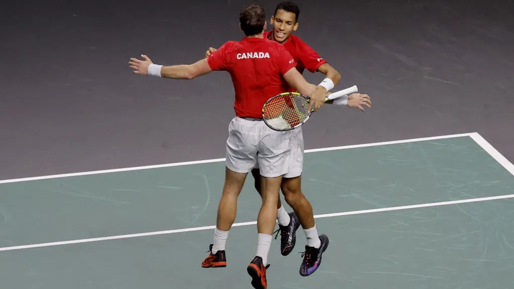 Kanaďané Vasek Pospisil a Félix Auger-Aliassime se radují z postupu do finále Davis Cupu
