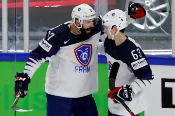 Sacha Treille (vlevo) se raduje ze vstřeleného gólu v dresu Francie