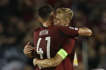 Fotbalisté Sparty Martin Vitík a Filip Panák