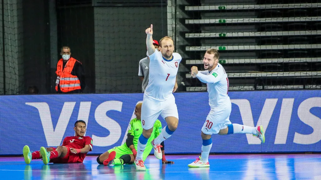 Lukáš Rešetár a Michal Seidler oslavují gól na MS ve futsalu