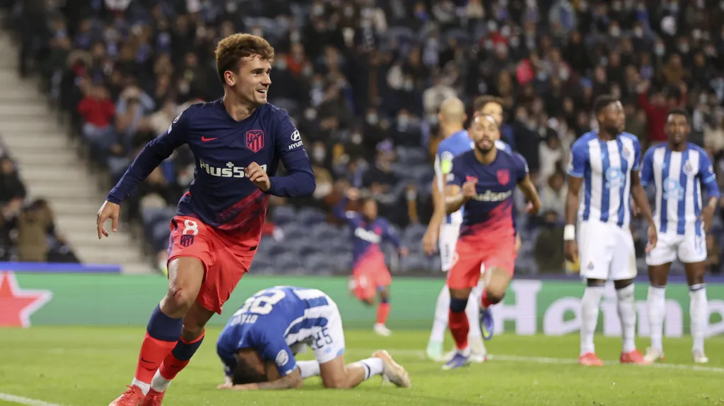 Antoine Griezmann z Atlética Madrid oslavuje gól v Portu
