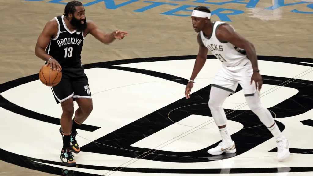 James Harden z Brooklynu (vlevo) v utkání s Milwaukee