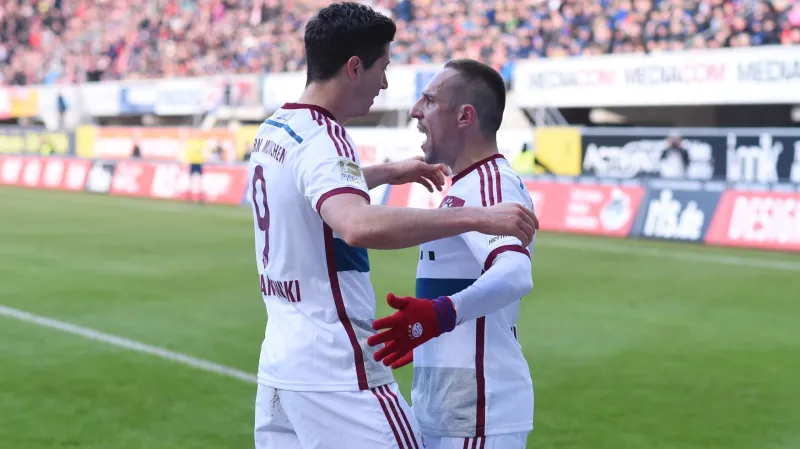 Robert Lewandowski (vlevo) slaví s Franckem Ribérym