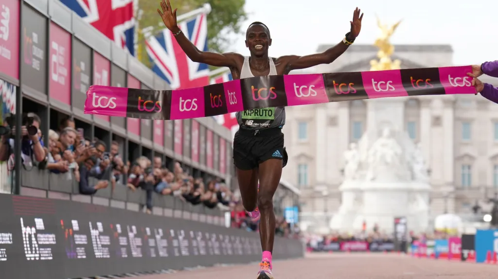 Amos Kipruto při protnutí cílové pásky londýnského maratonu