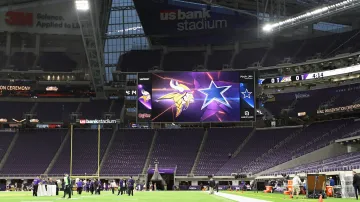 Přípravy před utkáním mezi Vikings a Cowboys na stadionu Minnesoty