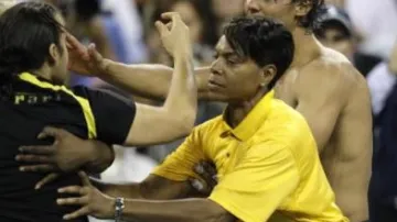 Ochranka zneškodnila fanouška, který objal a políbil Nadala