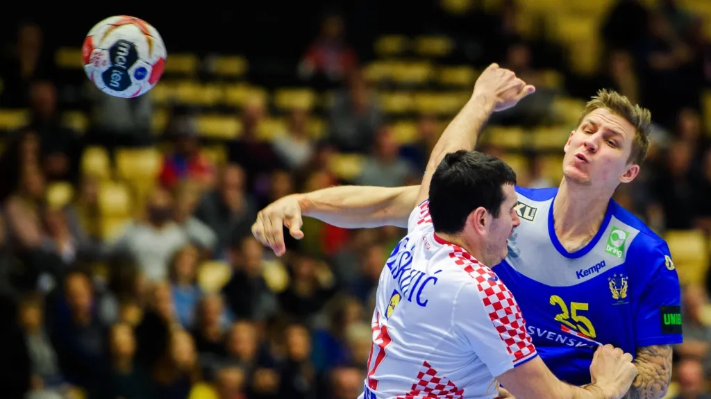 Švédský házenkář Linus Andersson se prosazuje proti Chorvatsku