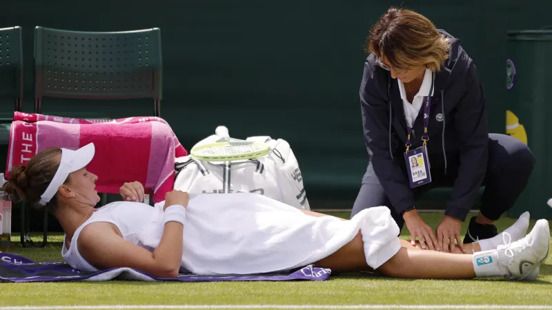 Barbora Krejčíková v péči fyzioterapeutky