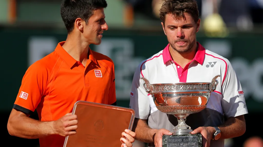Vítěz French Open Stan Wawrinka (vpravo) a poražený finalista Novak Djokovič