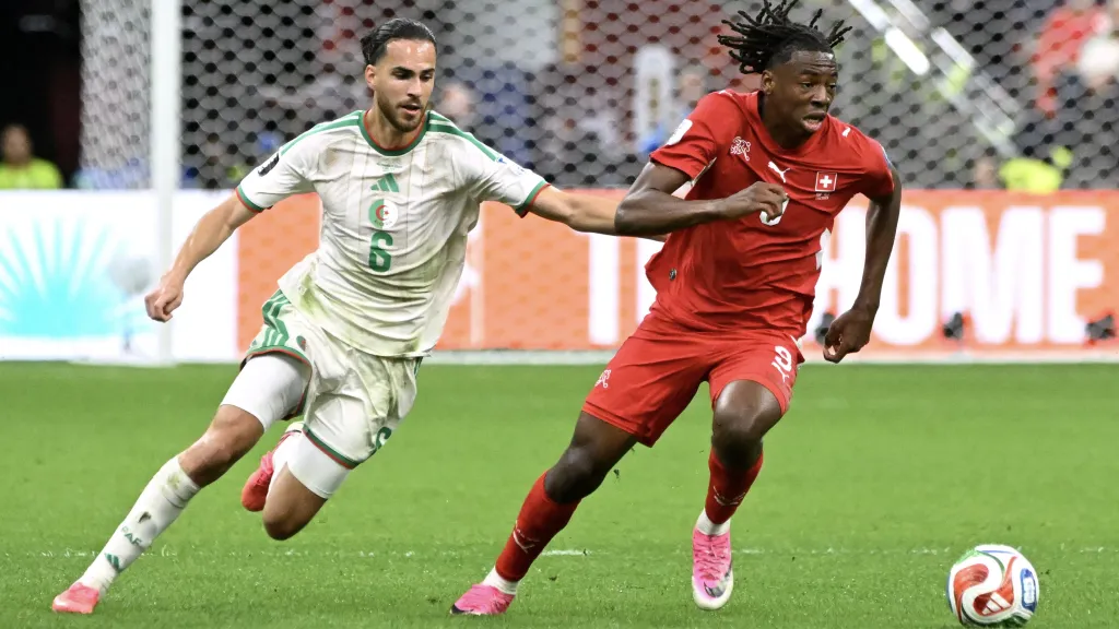 Švýcarský talent Johan Manzambi uniká Alžířanovi Ramizu Zerroukimu