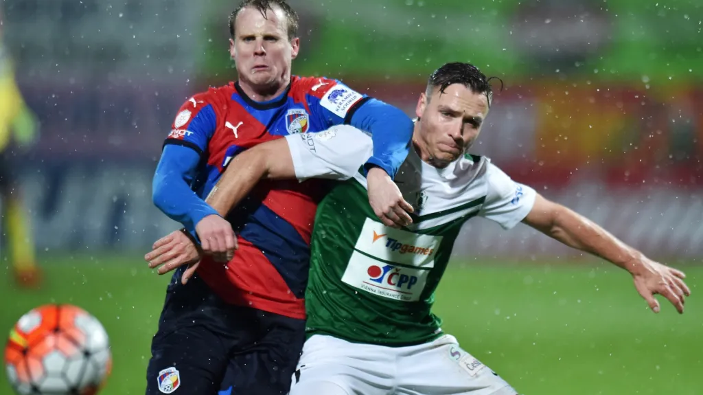 Plzeňský David Limberský (vlevo) v souboji o míč se Stanislavem Teclem z Jablonce