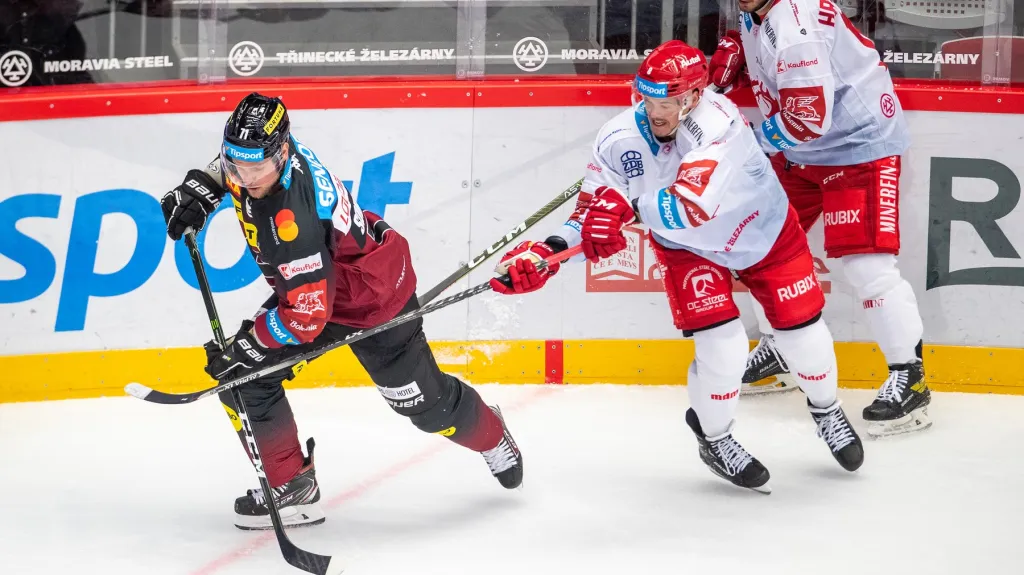 Sparťanský Vladimír Sobotka v úprku před hokejisty Třince